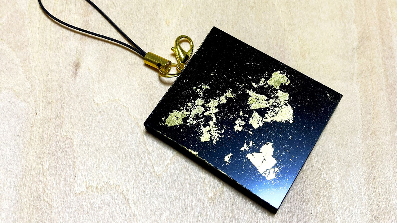 金箔って漆で貼るの?! 金箔キーホルダー作り研究室